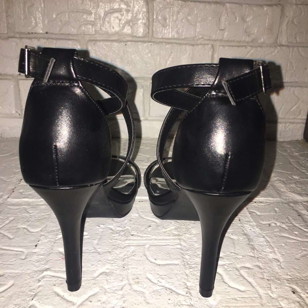 Daisy Fuentes Heels - Picture 3 of 4
